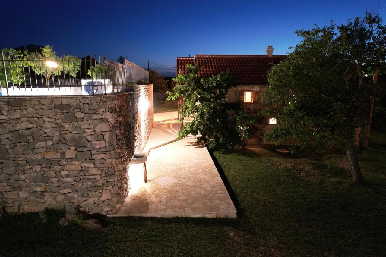 Patakun Holiday Home For 5, With Heated Pool Lecevica 外观 照片